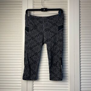 805. Athleta Cairo Bare to Run Knicker Capri Yoga Leggings Streetwear